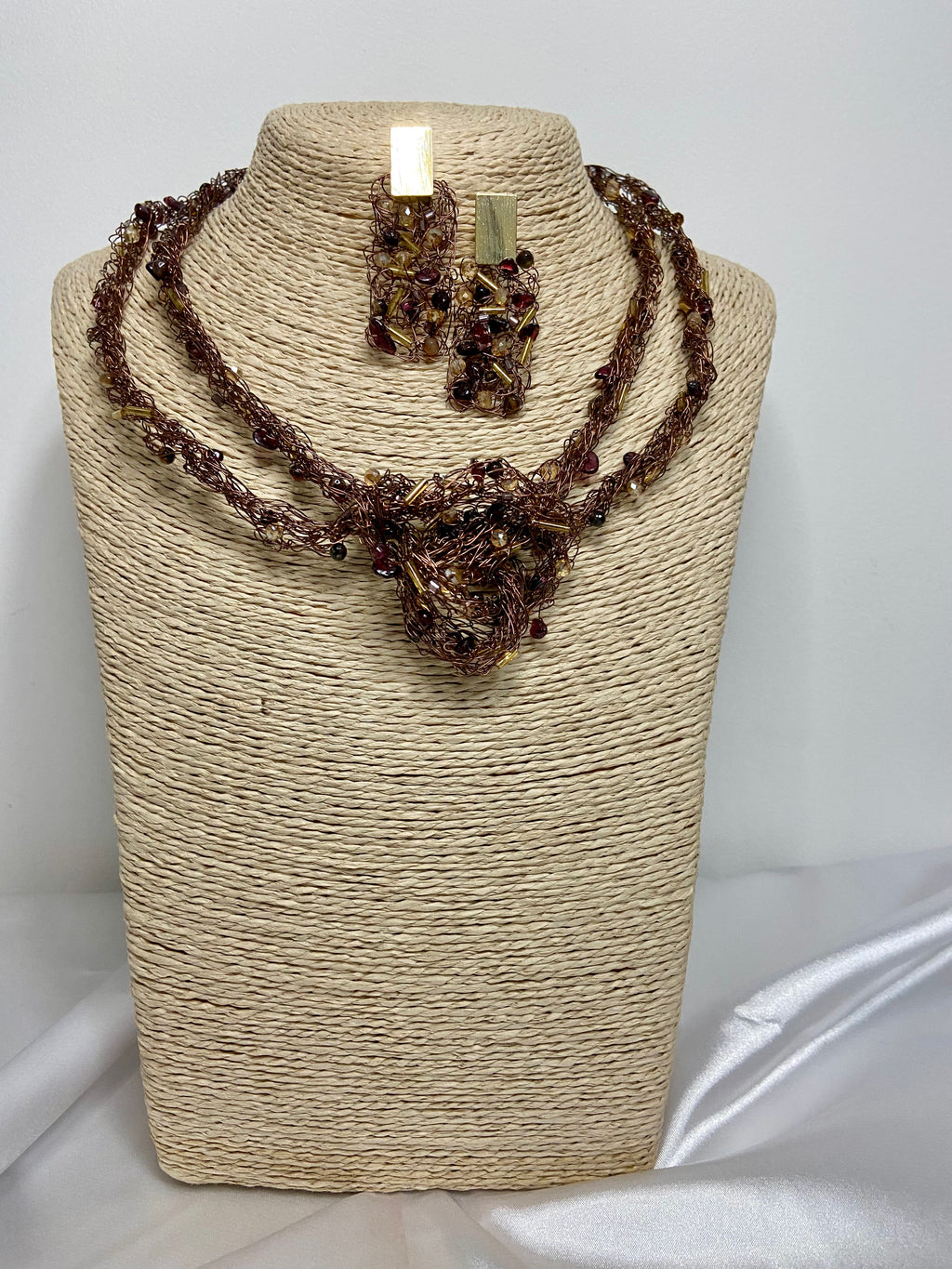 Conjunto Amber Lux | Crochê Metálico Bordado com Pedras & Cristais