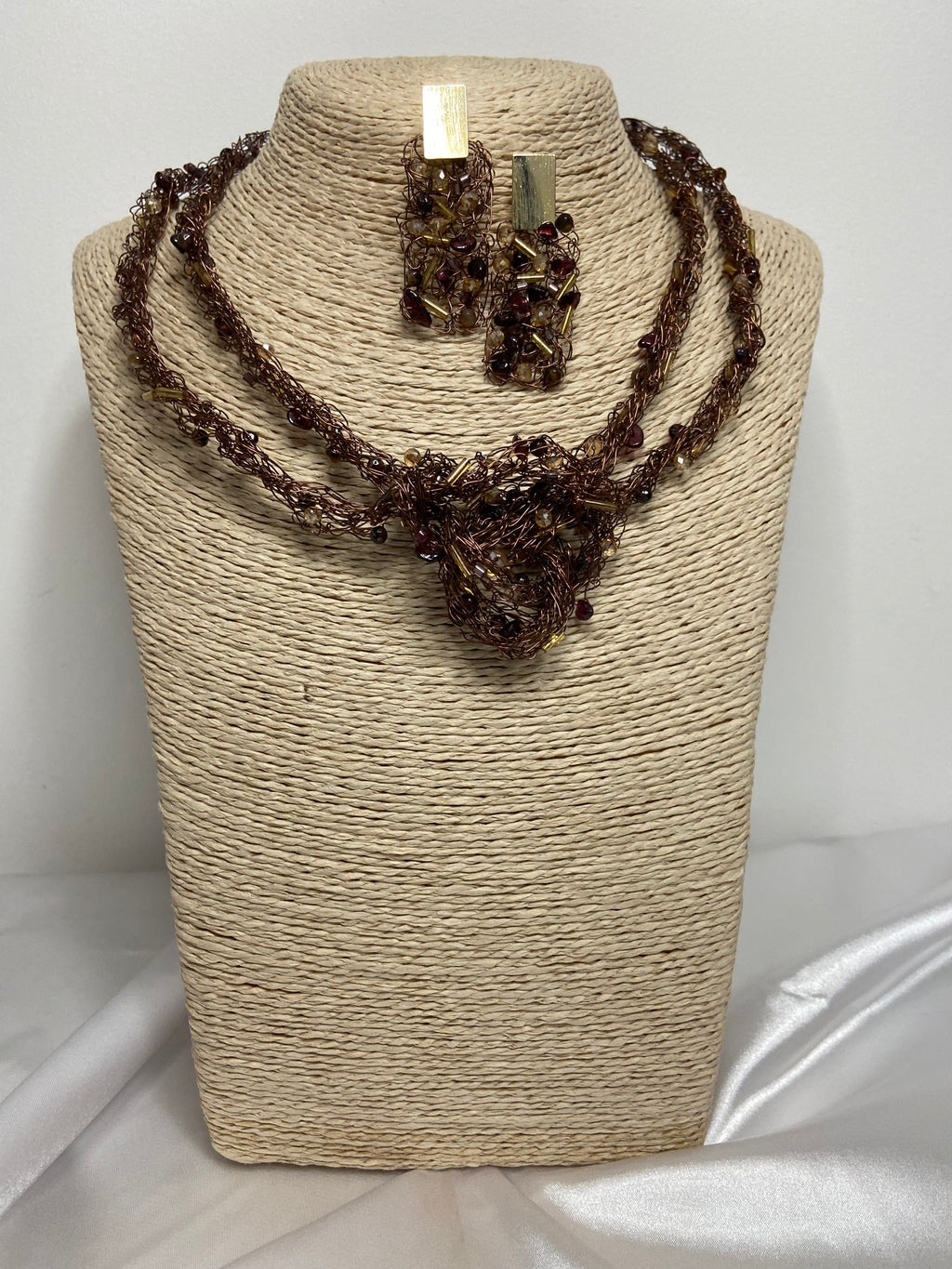 Conjunto Amber Lux | Crochê Metálico Bordado com Pedras & Cristais