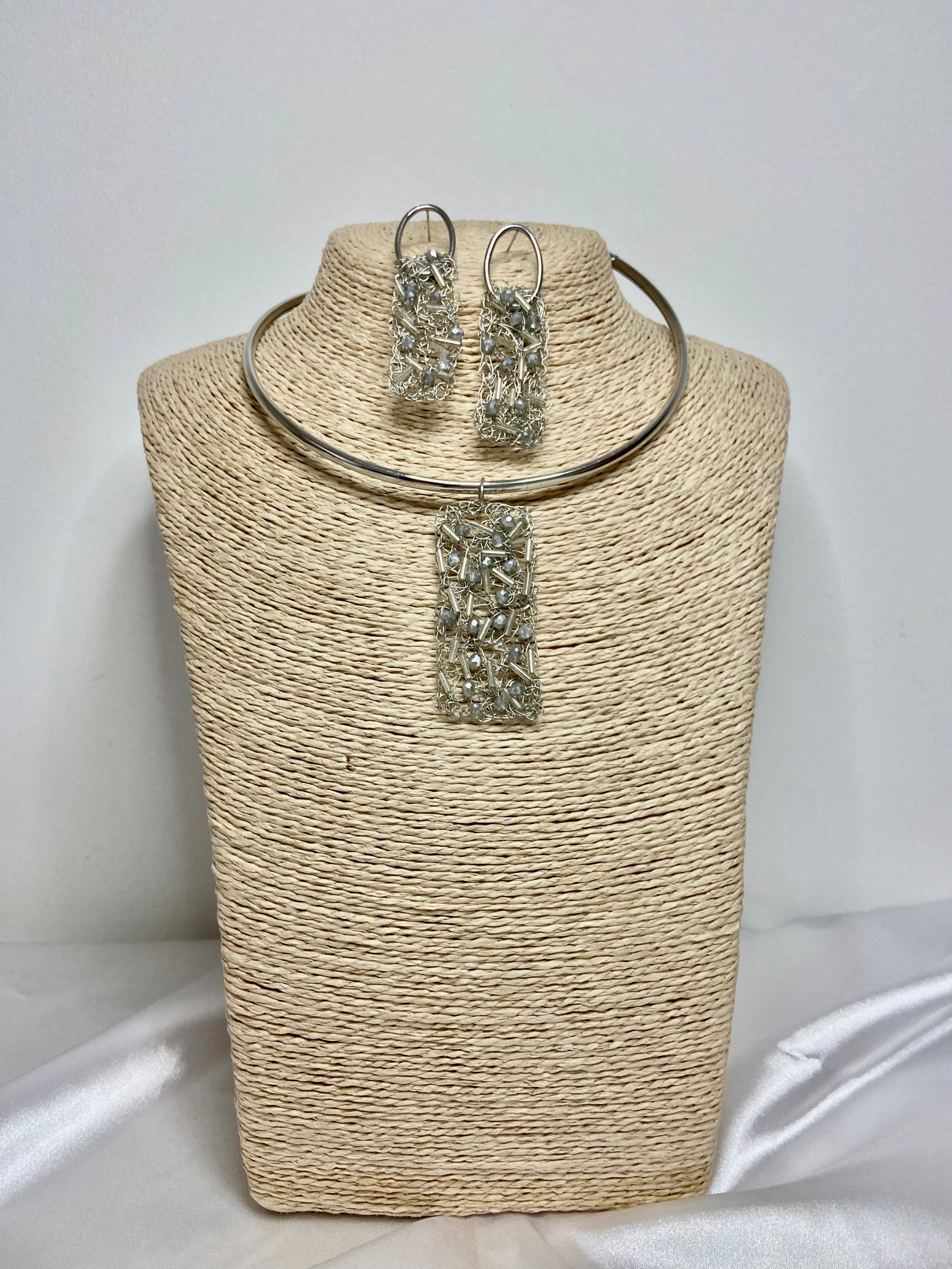 Conjunto Crystal Mesh | Arco Minimalista, Crochê Metálico & Brilho de Cristais