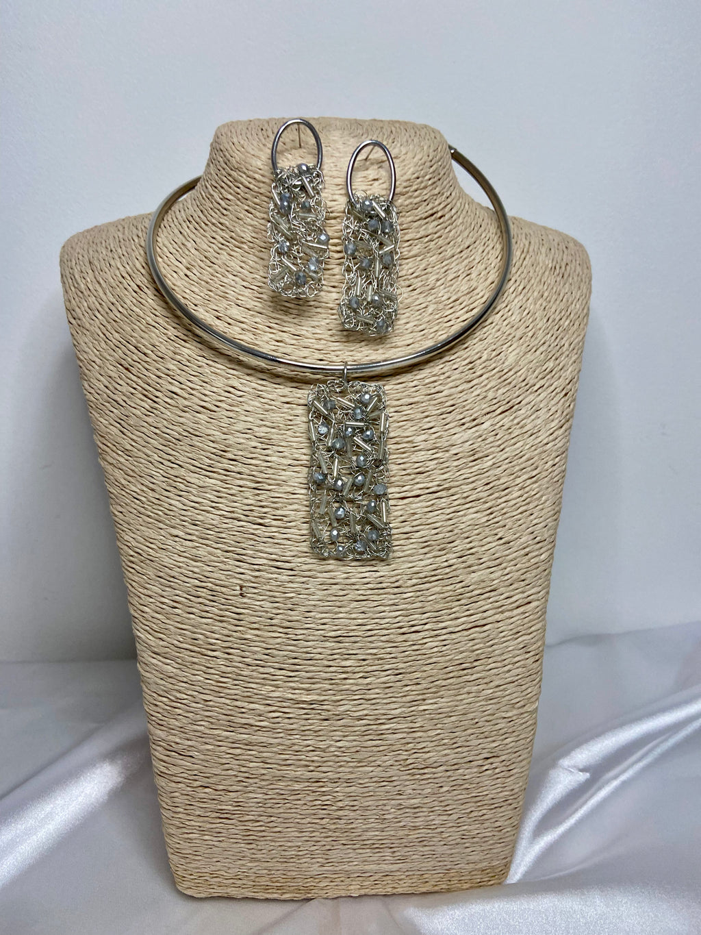 Conjunto Crystal Mesh | Arco Minimalista, Crochê Metálico & Brilho de Cristais