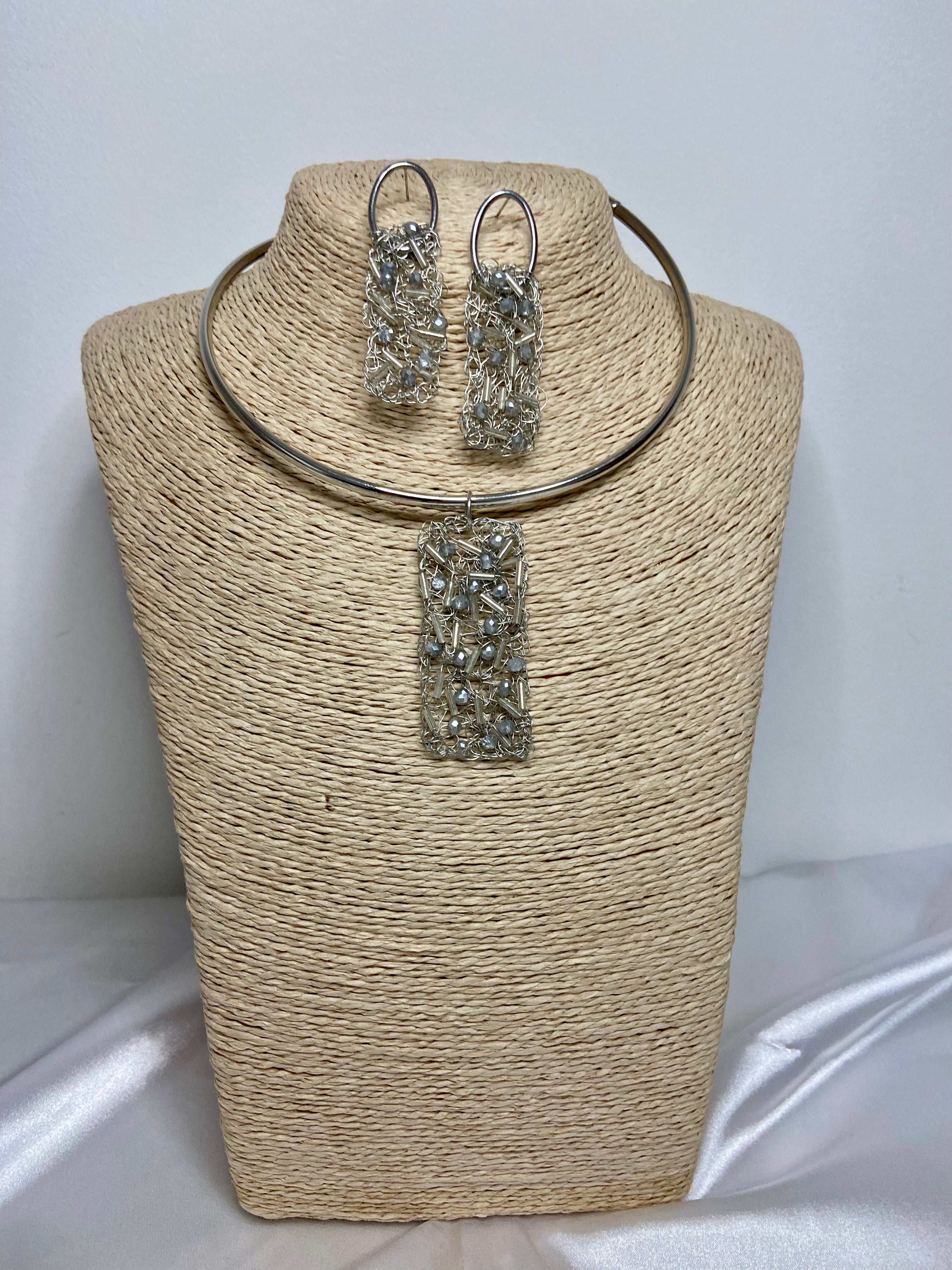 Conjunto Crystal Mesh | Arco Minimalista, Crochê Metálico & Brilho de Cristais