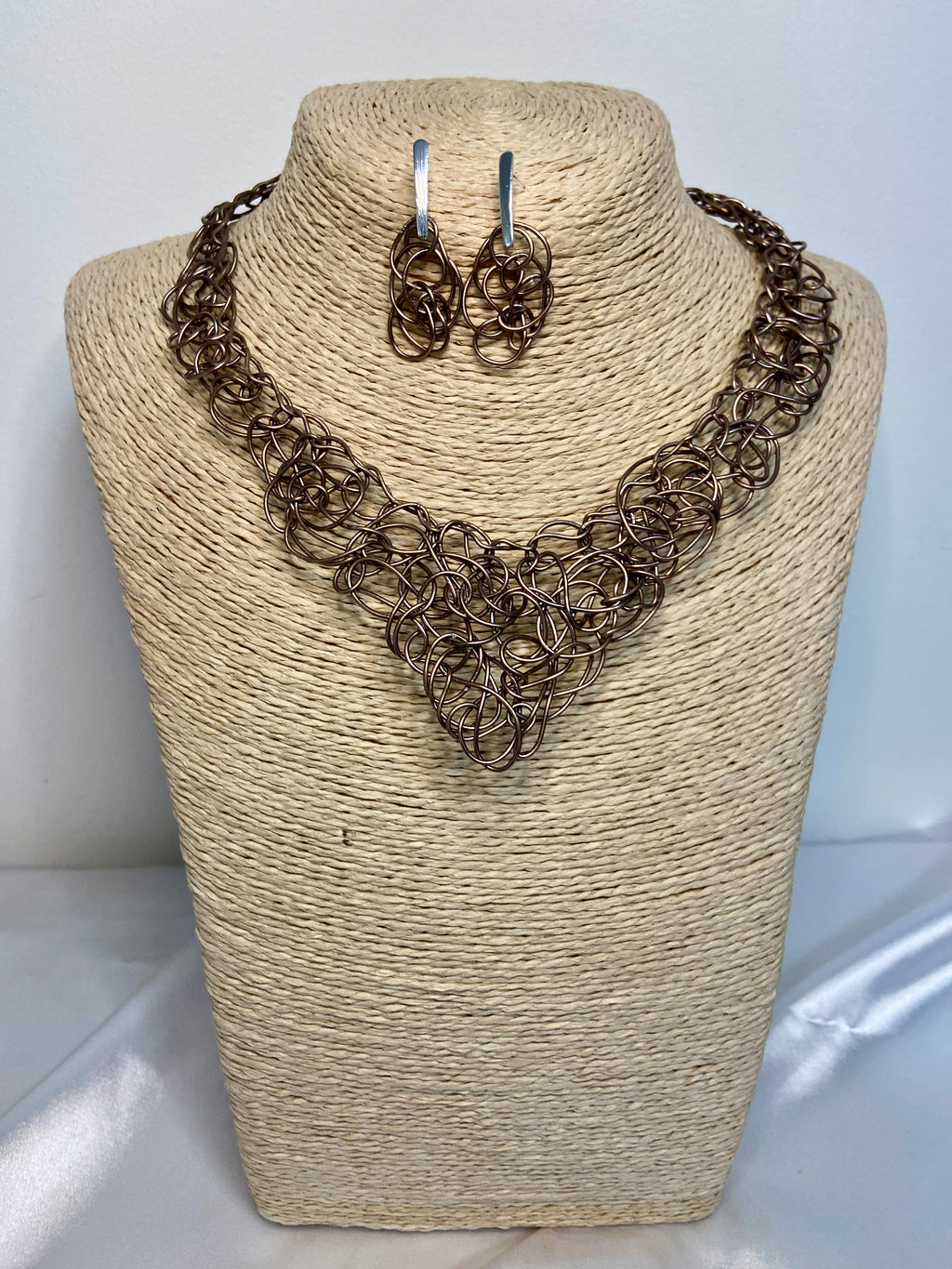 Conjunto Bronze Lattice | Trama Artesanal em Alumínio & Sofisticação Neutra