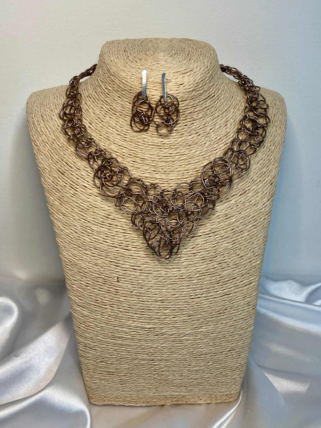 Conjunto Bronze Lattice | Trama Artesanal em Alumínio & Sofisticação Neutra