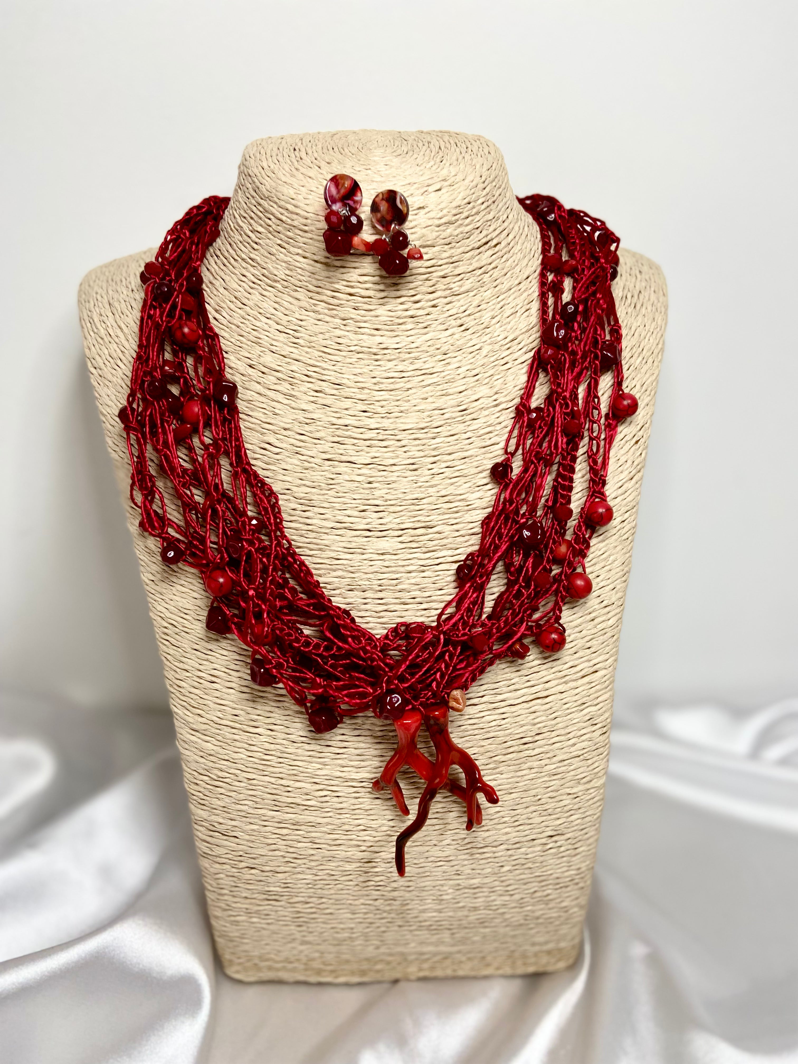 Conjunto Coral Rubra |  Linha de Seda, Pedras Vermelhas & Luxo Artesanal em Múltiplos Fios
