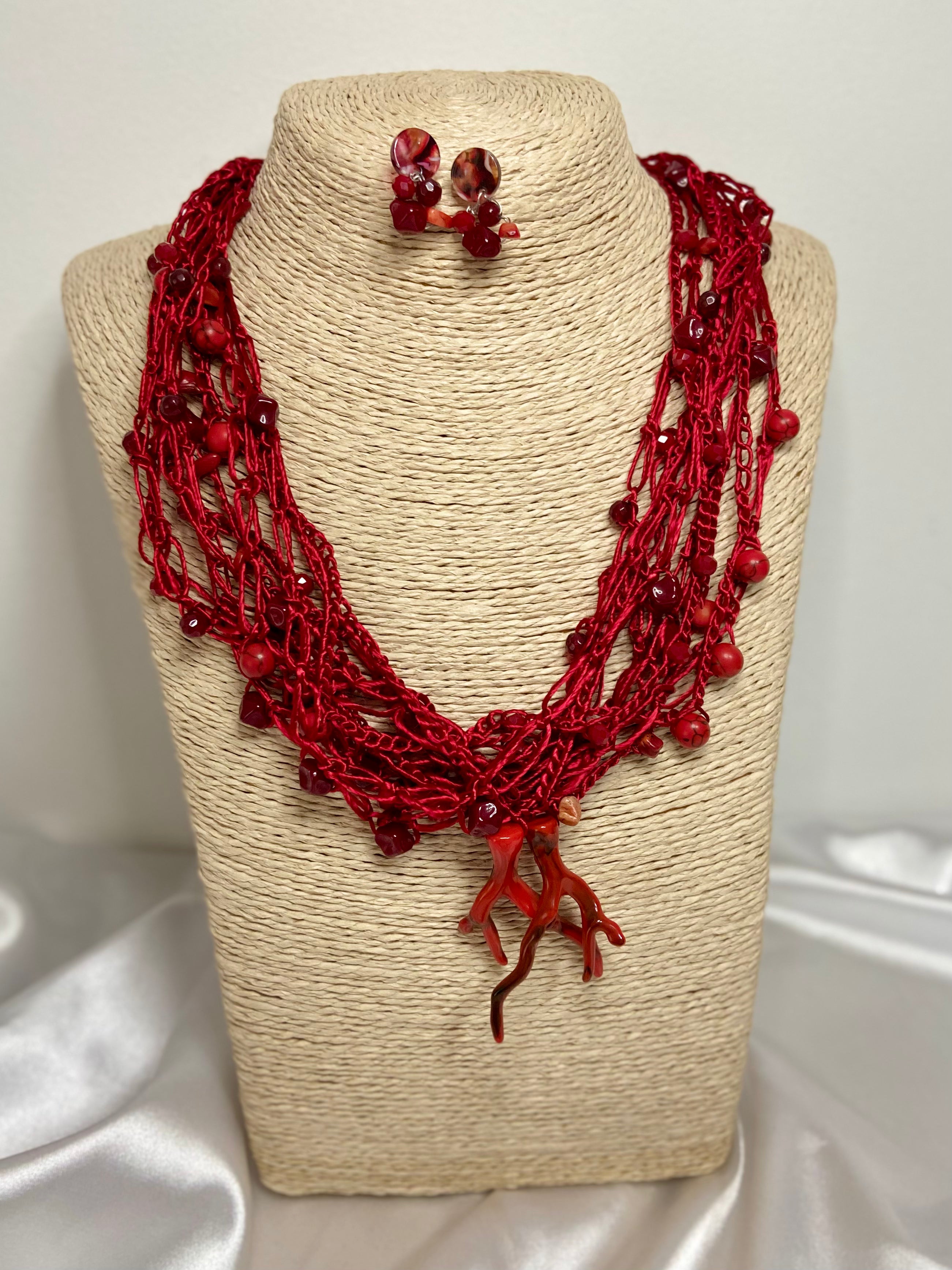 Conjunto Coral Rubra |  Linha de Seda, Pedras Vermelhas & Luxo Artesanal em Múltiplos Fios