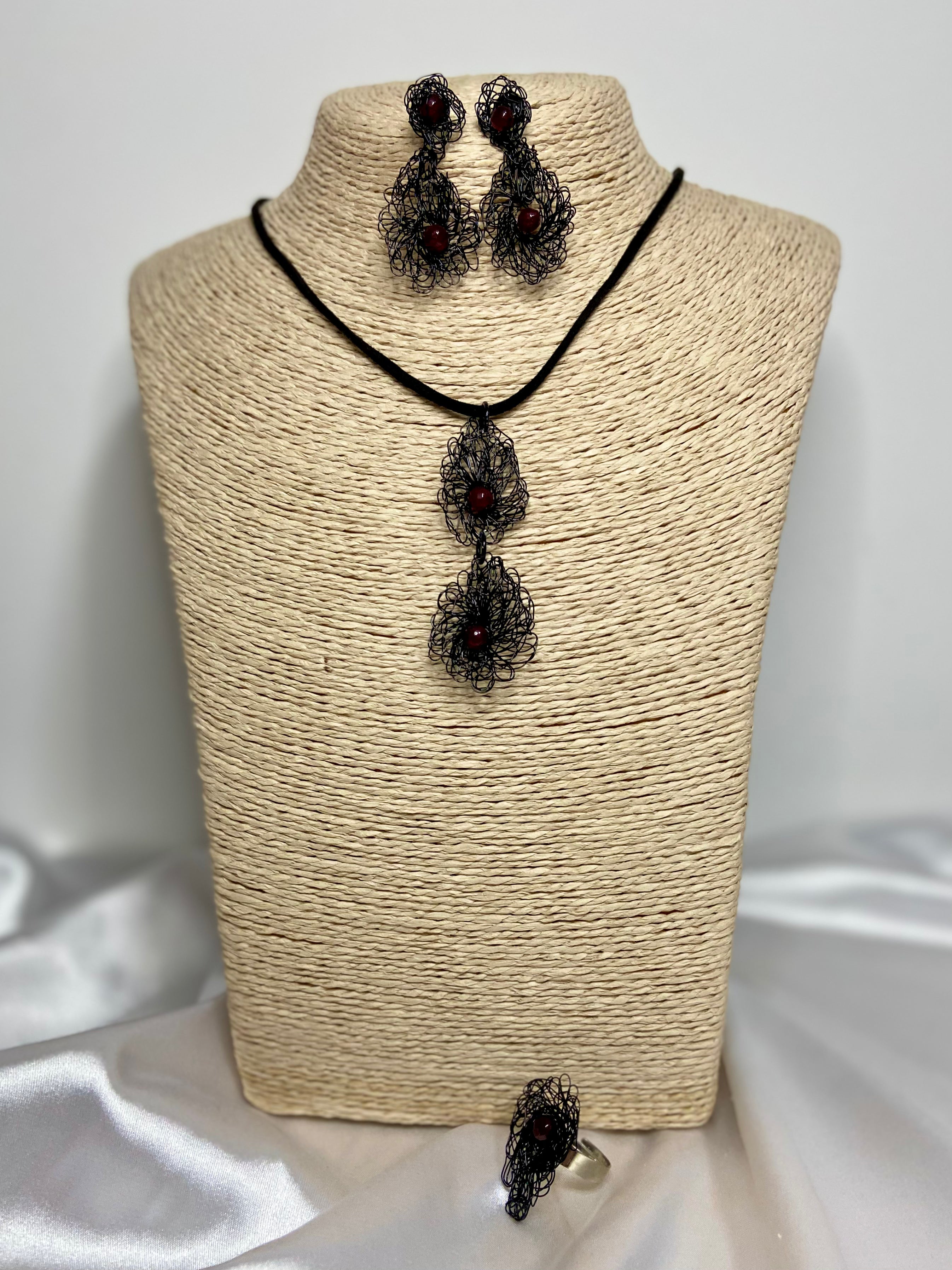 Conjunto Eclipse Bordeaux | Crochê Metálico Preto & Pedras em Tom Vinho