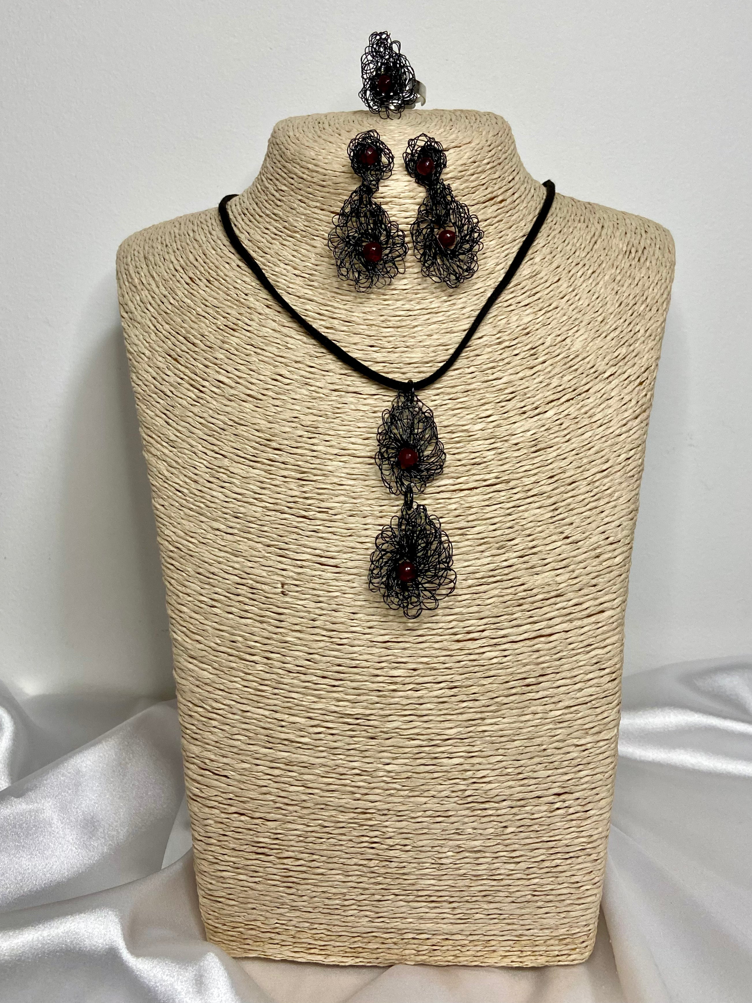 Conjunto Eclipse Bordeaux | Crochê Metálico Preto & Pedras em Tom Vinho