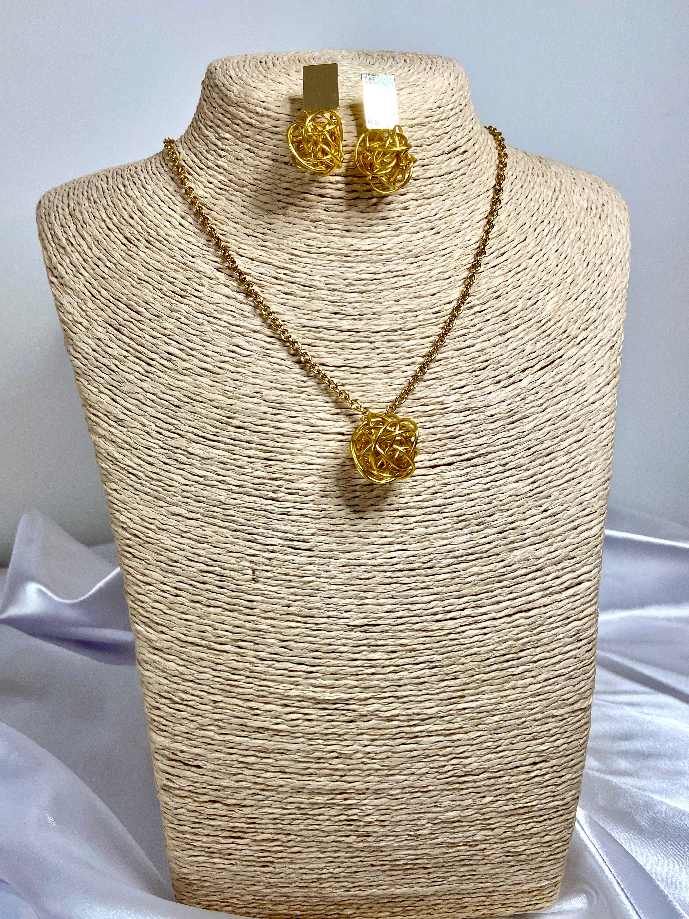 Conjunto Esfera Aurora Dourado | Alumínio Entrelaçado & Elegância Artesanal