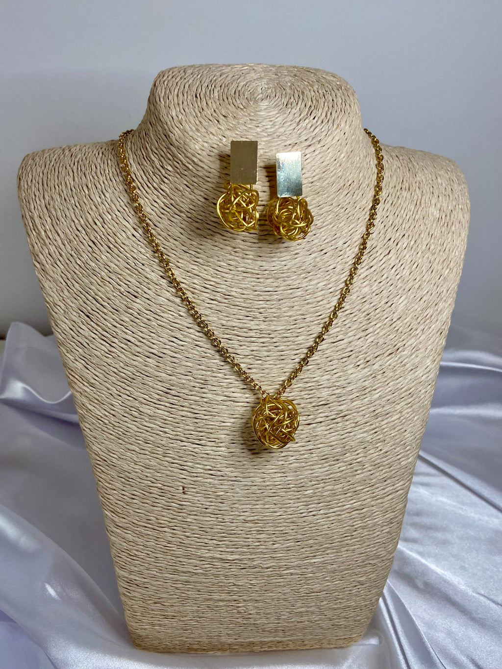 Conjunto Esfera Aurora Dourado | Alumínio Entrelaçado & Elegância Artesanal