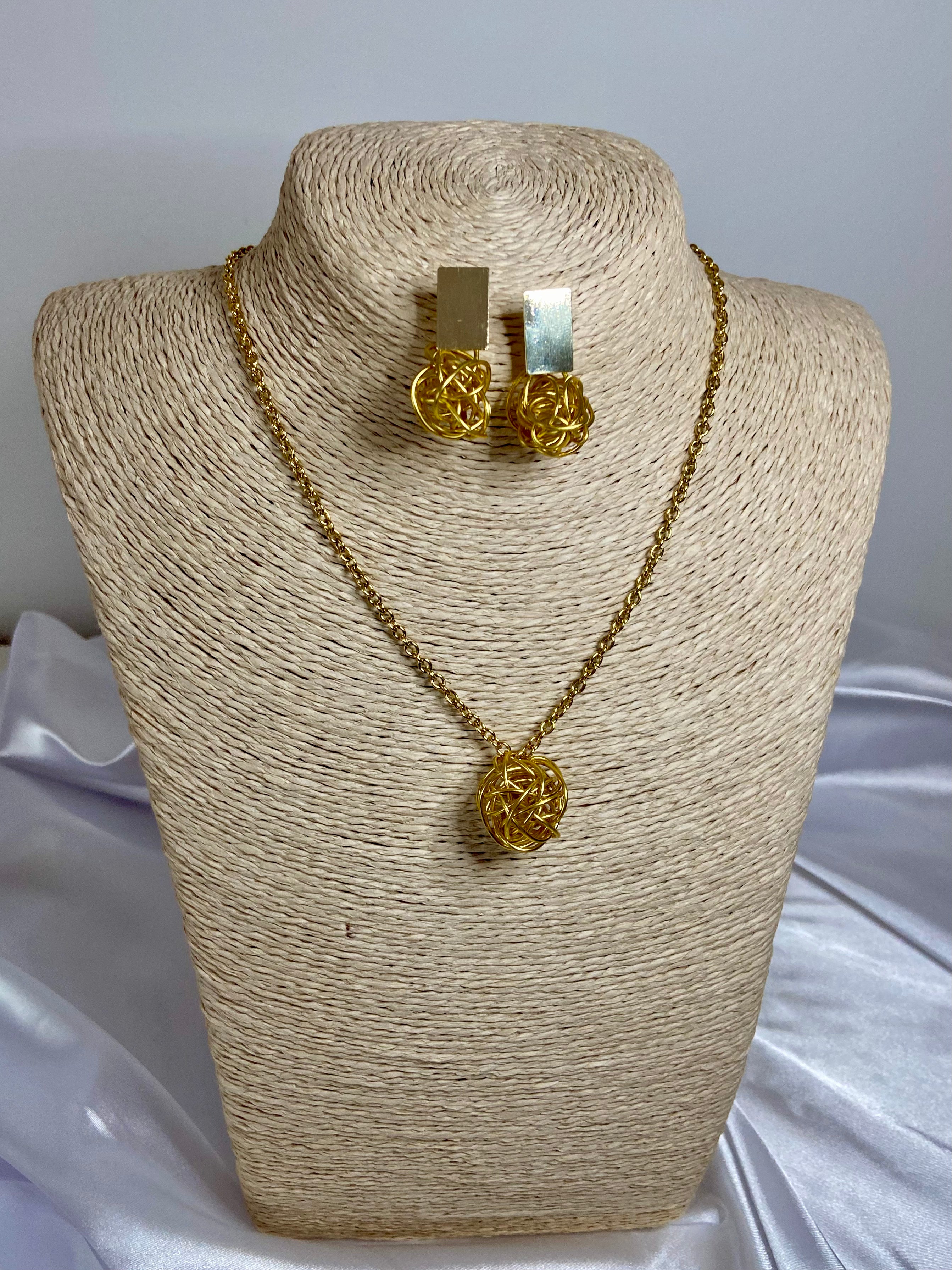 Conjunto Esfera Aurora Dourado | Alumínio Entrelaçado & Elegância Artesanal