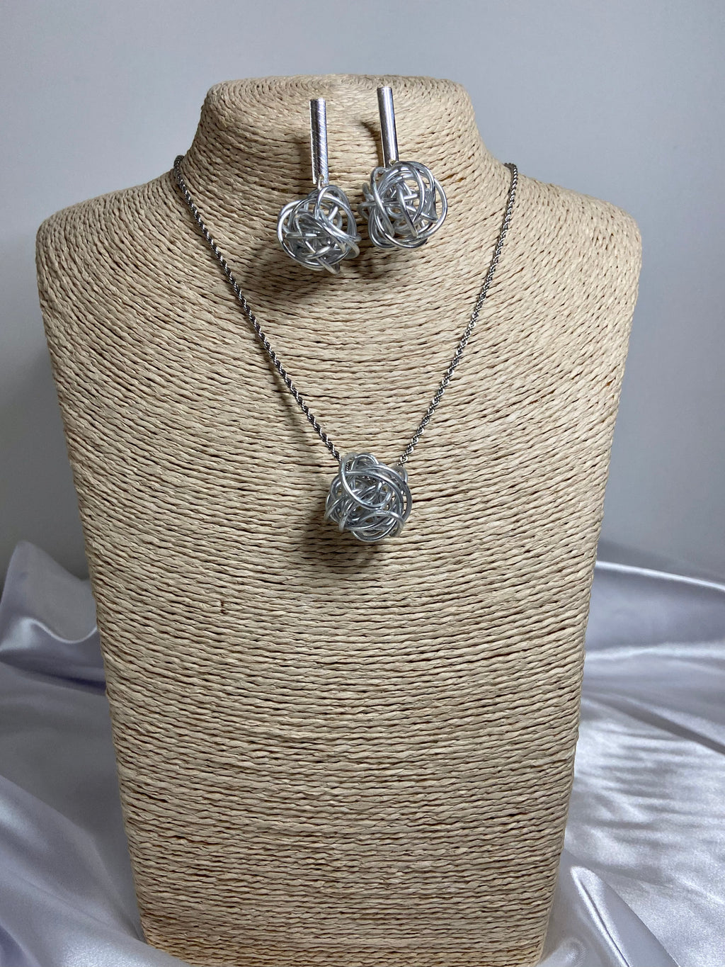 Conjunto Esfera Aurora | Alumínio Entrelaçado & Design Artesanal Moderno