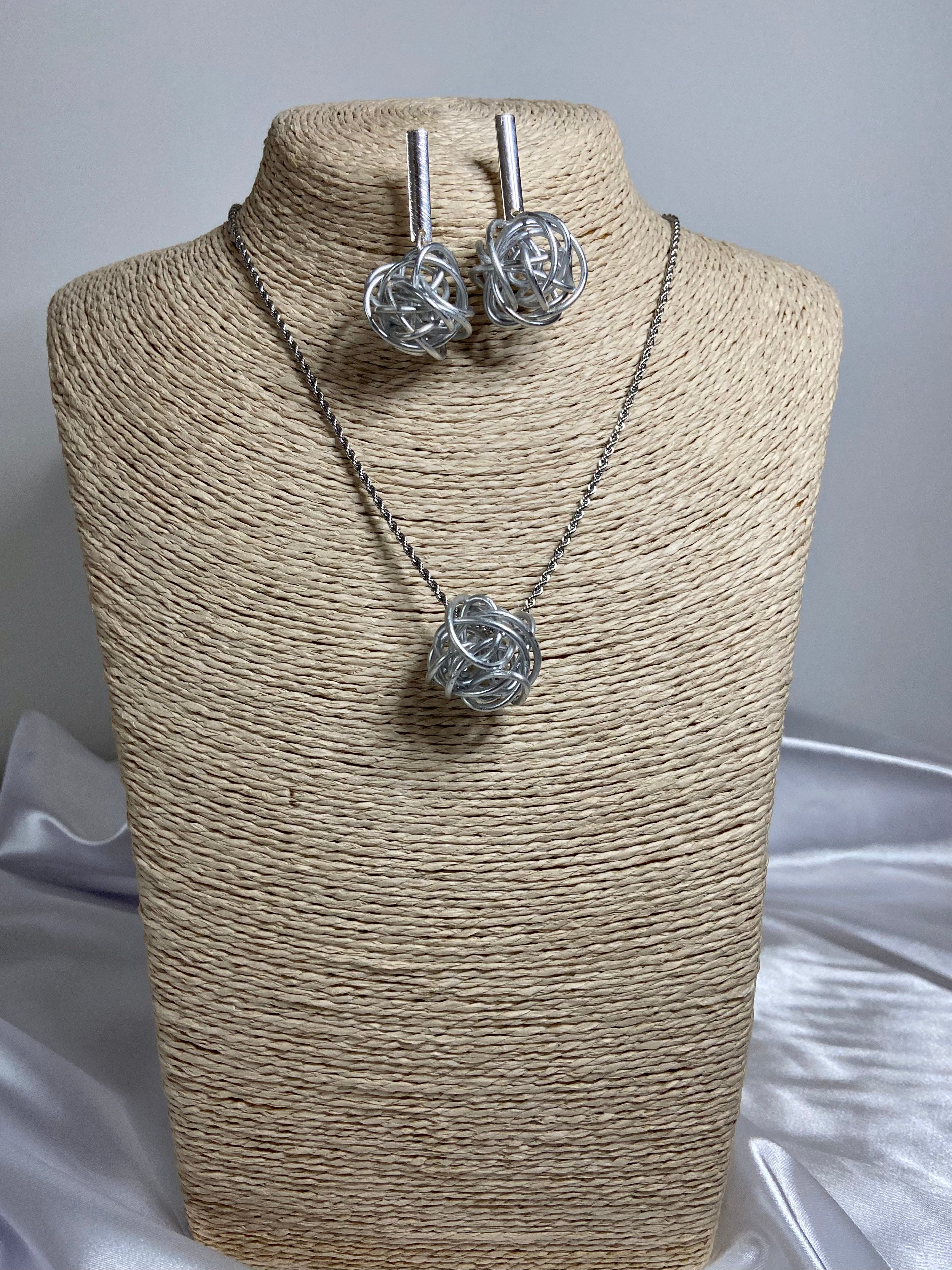 Conjunto Esfera Aurora | Alumínio Entrelaçado & Design Artesanal Moderno