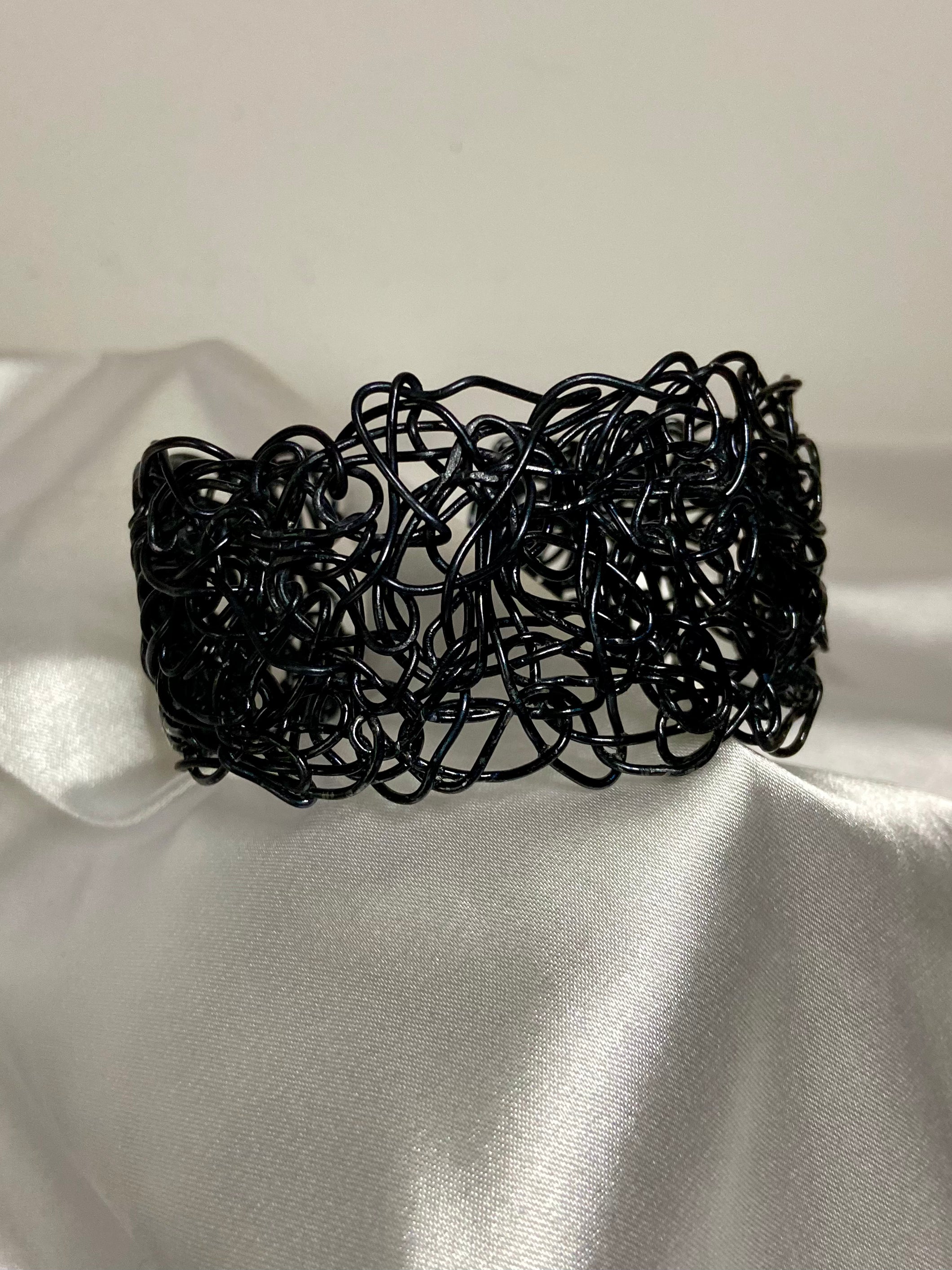 Bracelete Gaia Noir | Crochê Metálico Artesanal