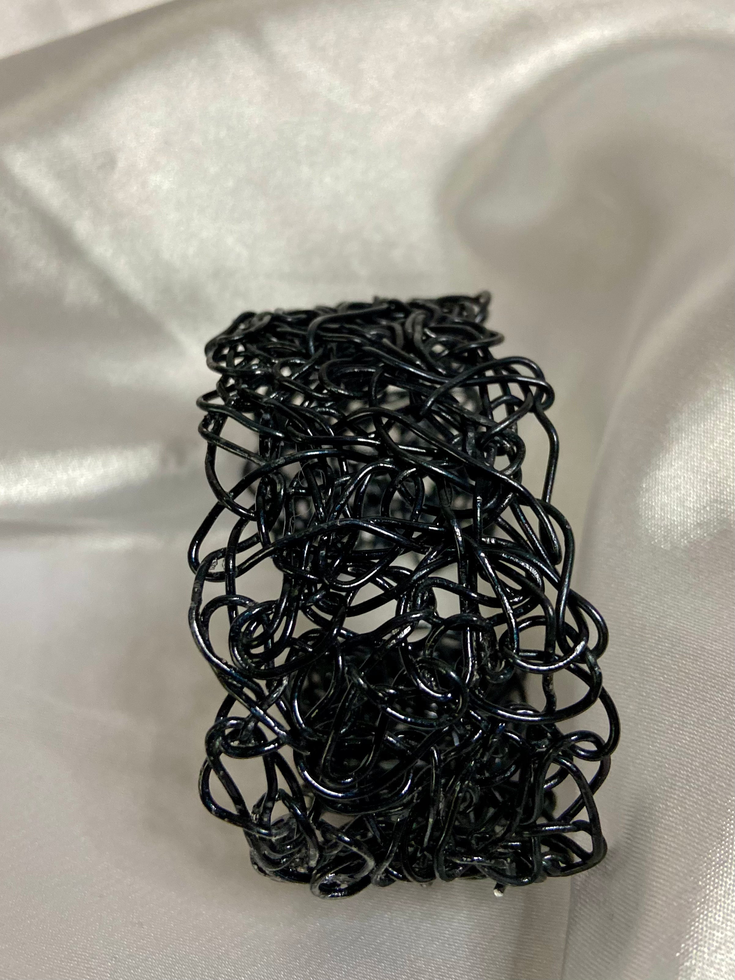 Bracelete Gaia Noir | Crochê Metálico Artesanal