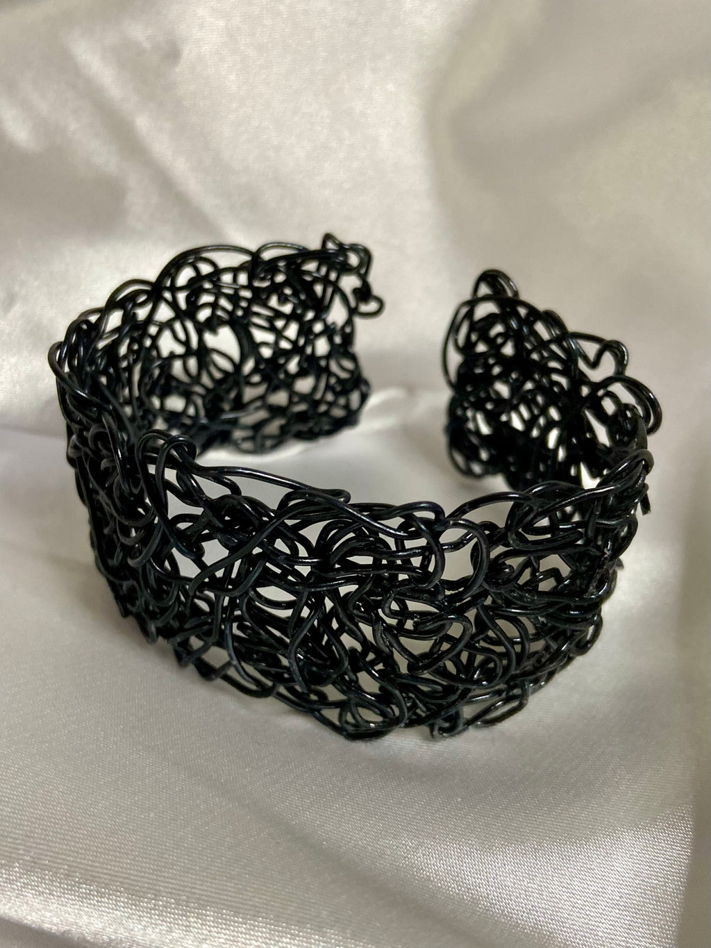Bracelete Gaia Noir | Crochê Metálico Artesanal